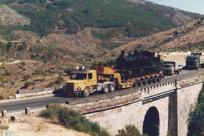 Camião que transporta a CP E211 já em viagem pela estrada nacional, perto de Chaves | © Jacques Chaussard – GECP, 1986