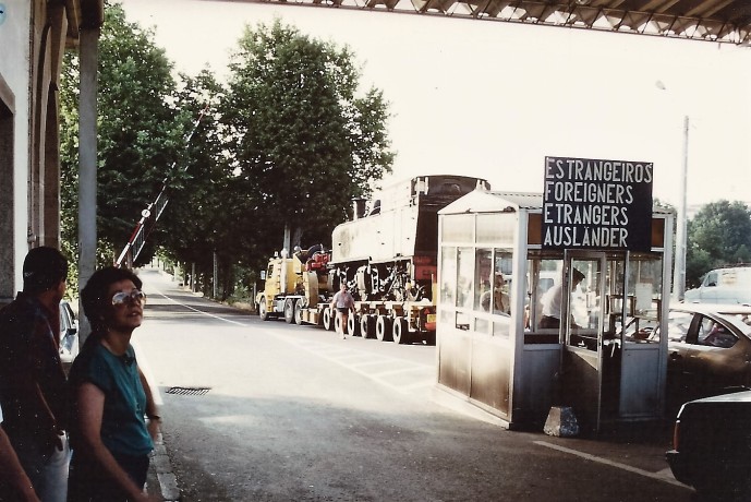 Camião de transporte da CP E211 passa a fronteira de Feces de Abajo (Orense, Espanha) | © Jacques Chaussard – GECP, 1986