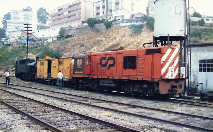 Locomotiva CP E211 pronta a seguir em direcção a Vila Real | © Jacques Chaussard - GECP, 1986