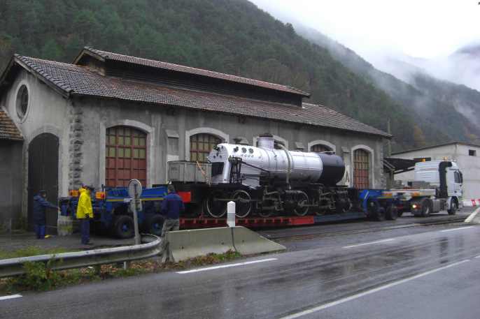 Chegada da locomotiva a vapor CP E211 ao depósito de locomotivas da estação de Puget-Theniers após restauro na empresa italiana Lucato Termica | © A.D., 2009 