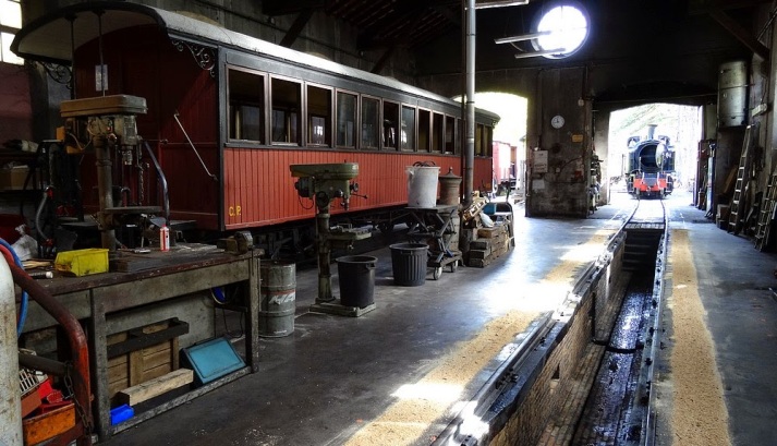Interior do depósito de locomotivas da 