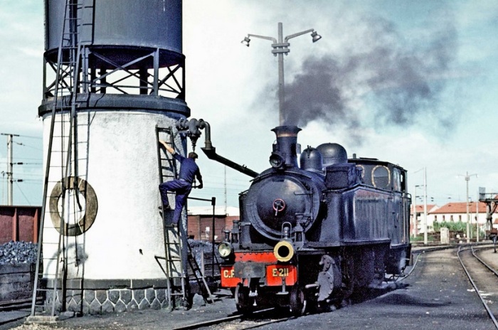 Abastecimento da caldeira da locomotiva a vapor na estação de Espinho (linha do Vouga) | Mega Anorak, 1973 