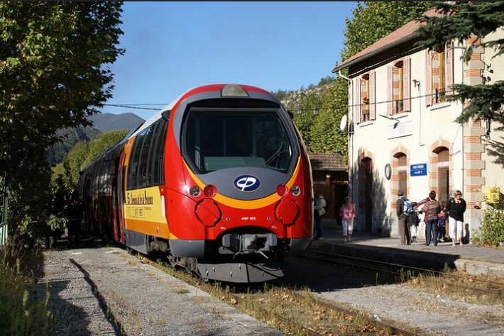 Comboio regional da CP, formado pela automotora diesel AMP (Autorail Métrique Provence) 800 da CAF, na estação de Puget-Théniers | © André Knoerr, 2011