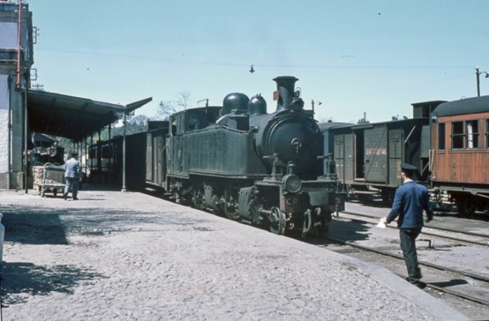 Comboio regional tracionado pela locomotiva a vapor CP E211 na estação de Viseu (linha do Vouga) | © Robert W. Bridger, 1972