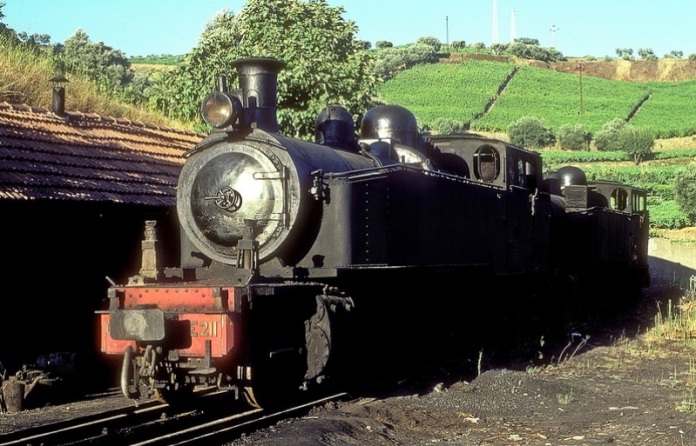 Locomotiva a vapor CP E11 paraqueada na estação da Régua, dois anos antes da sua retirada ao serviço | © J. Mascha, 1979
